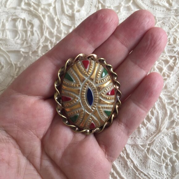 Art Deco Egyptian Revival Carved Enameled Glass and Gold Leafed Oval Brooch - Picture 2 of 4